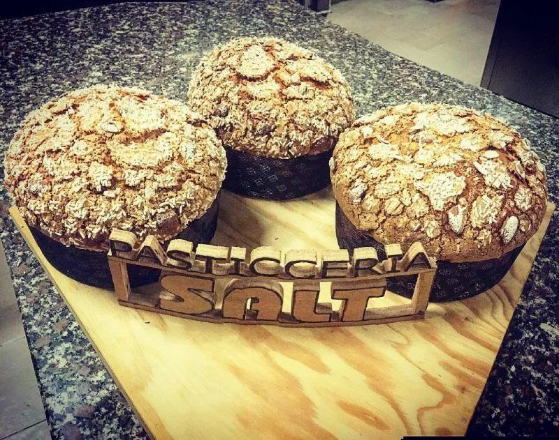 Tre panettoni artigianali della pasticceria Salt a Bologna.