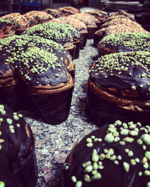 colombe con cioccolato fondente e granella di pistacchio