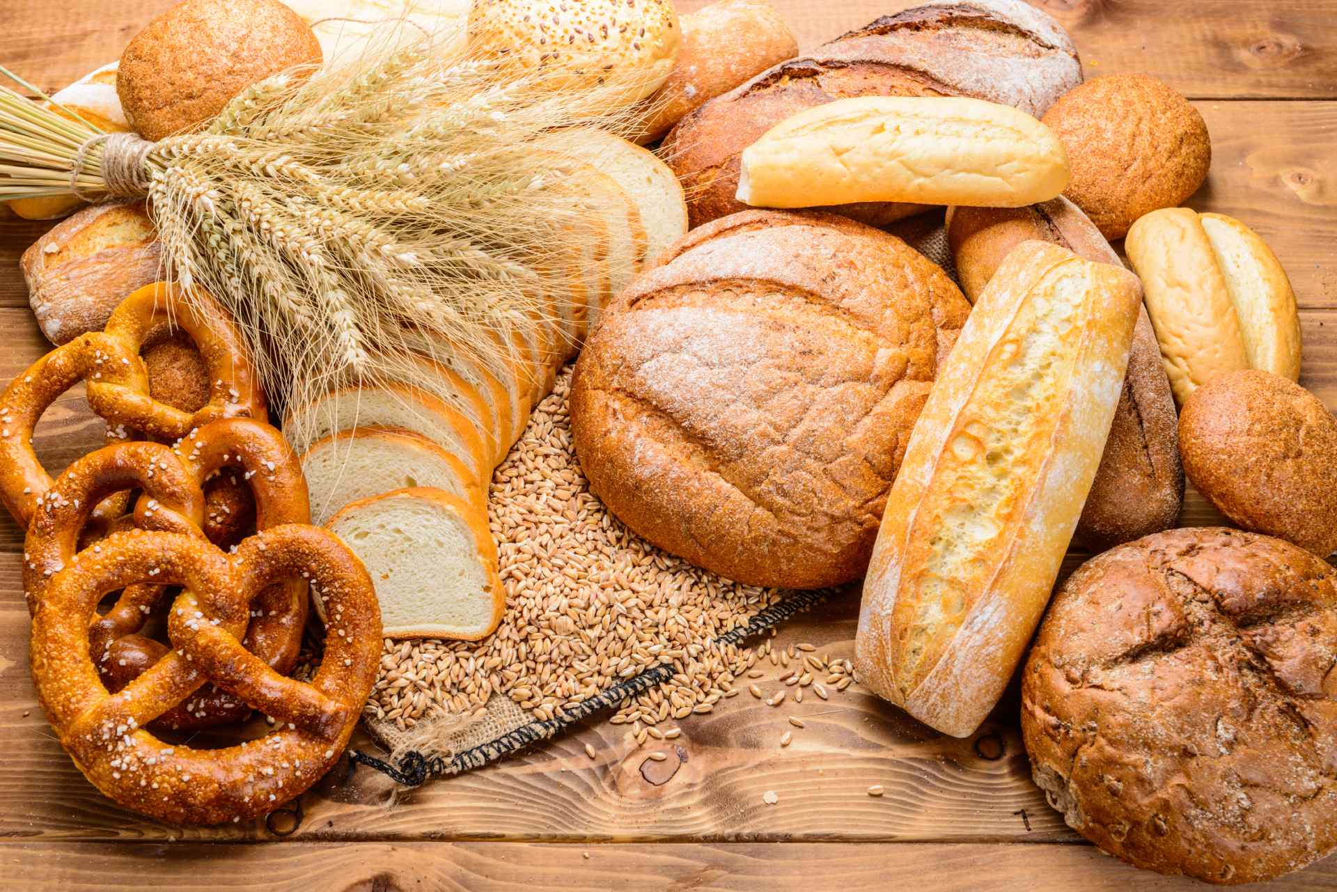 Vari tipi di pane su una superficie di legno.
