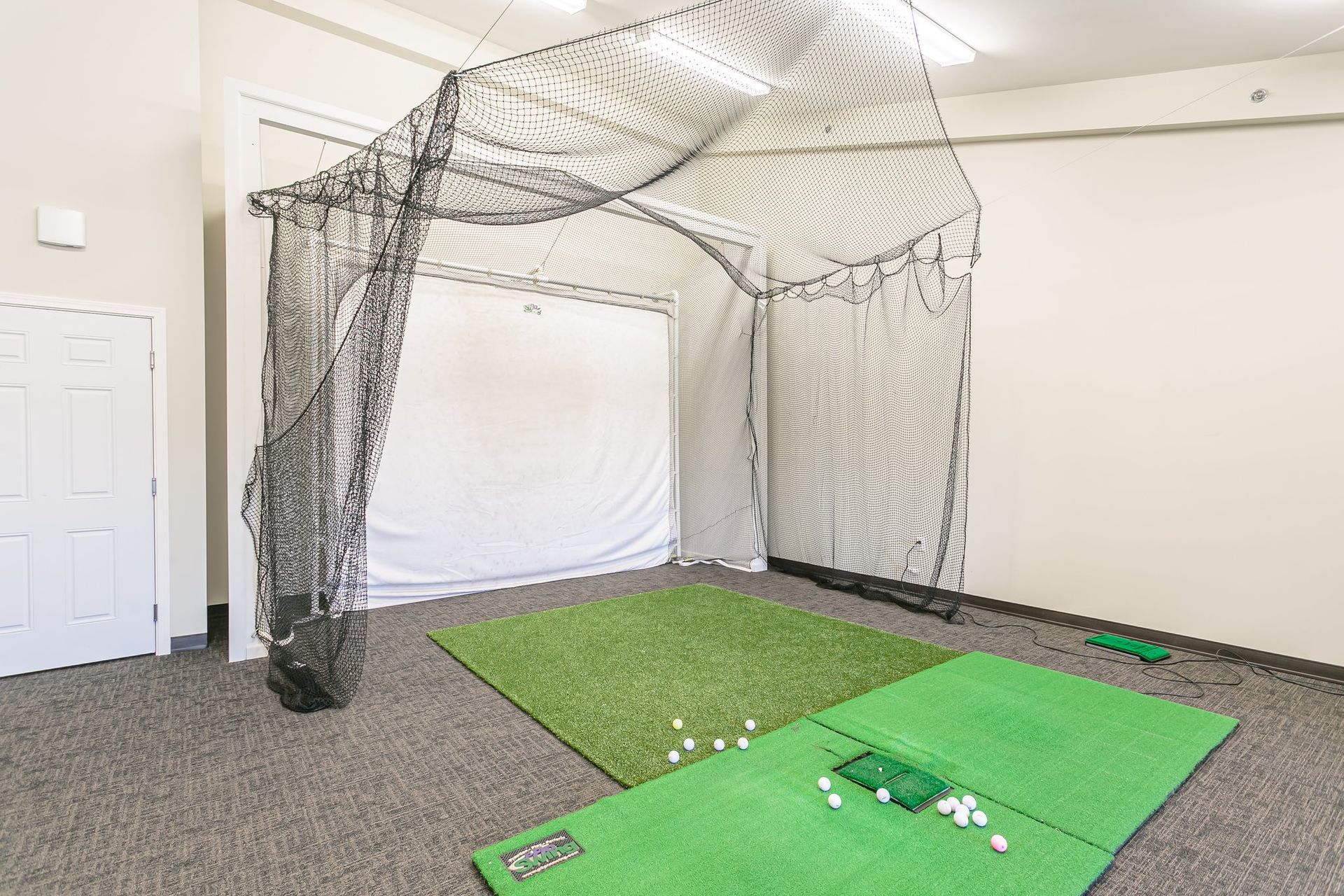 Indoor putting green