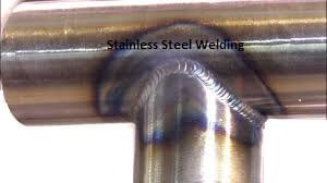 Stainless steel welded pipe joint with a smooth weld seam and reflective metal surface