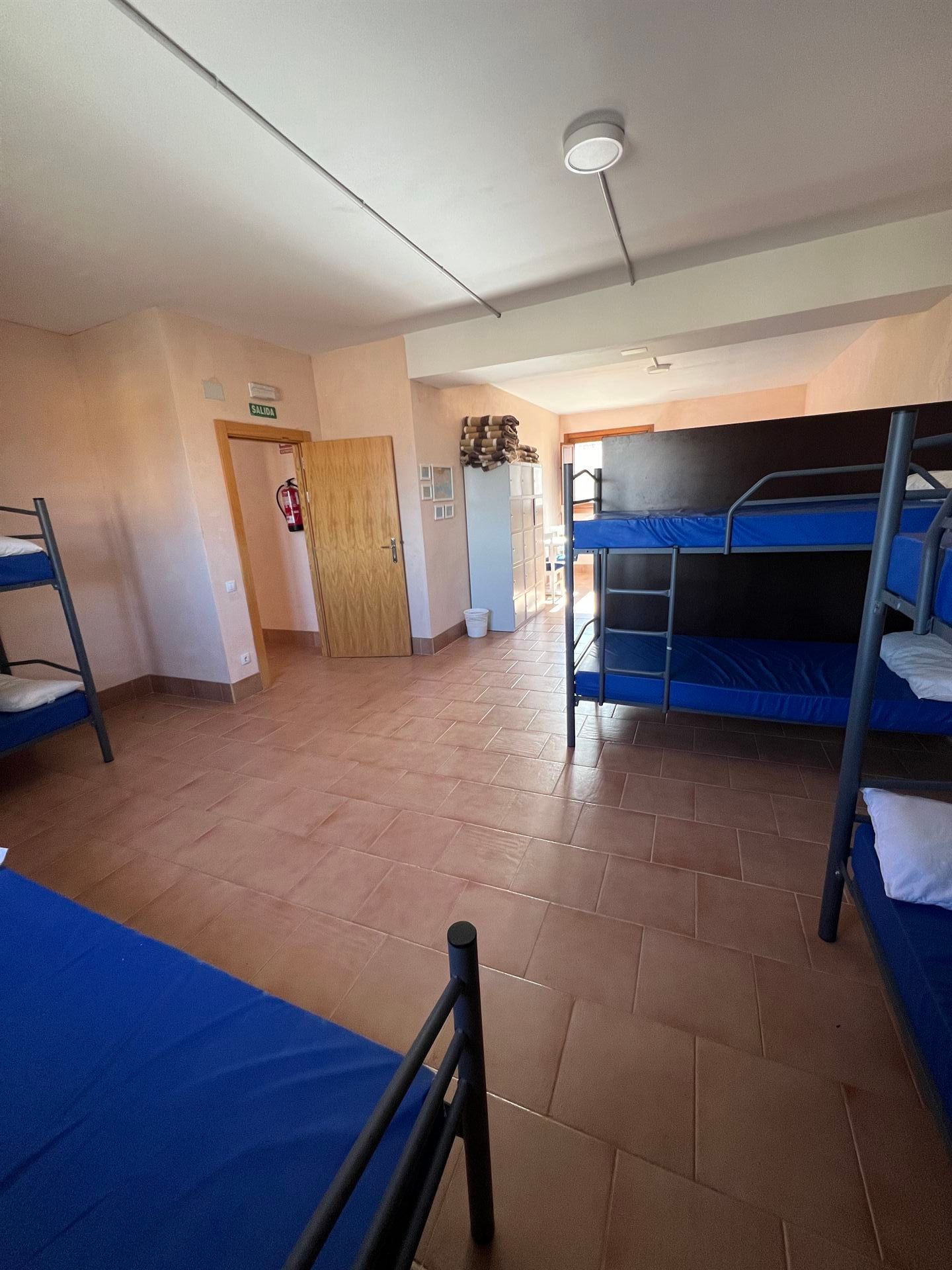 Hay muchas literas en esta habitación.