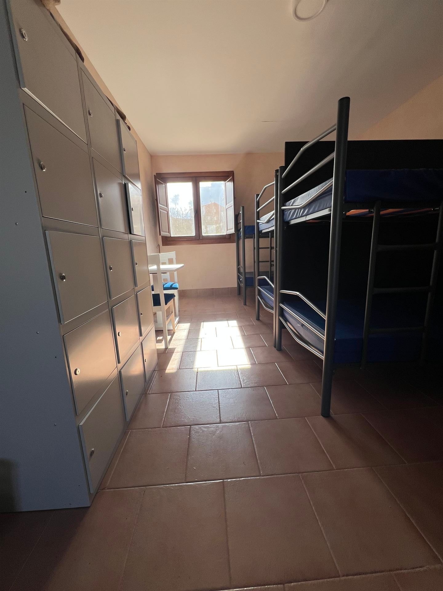 Una habitación con literas y taquillas.