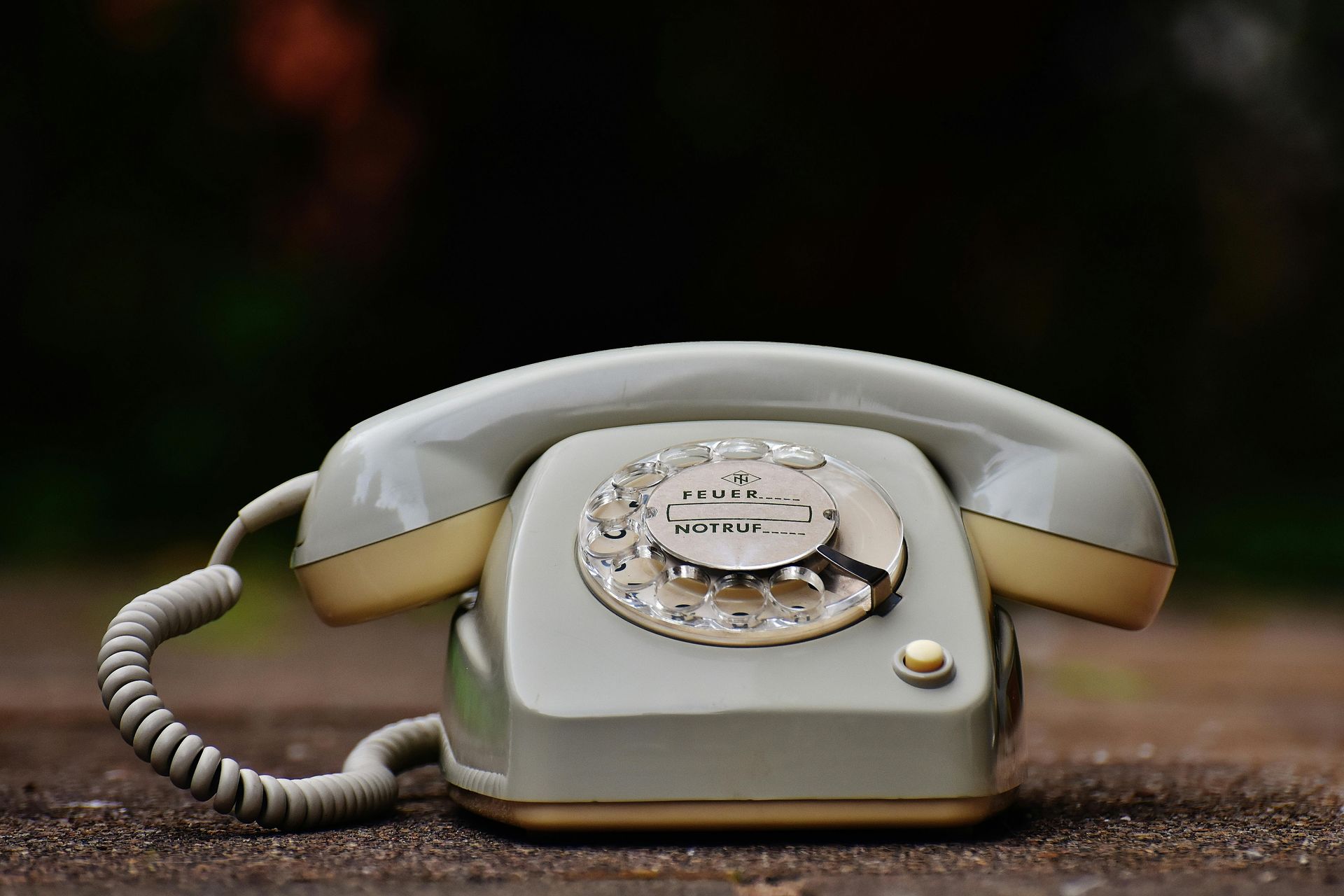 Un teléfono antiguo está tirado en el suelo.