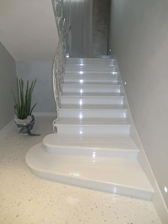 scala interna realizzata in marmo di colore bianco