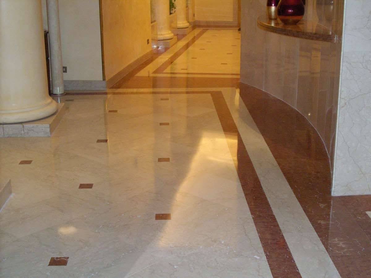 androne con pavimentazione in marmo