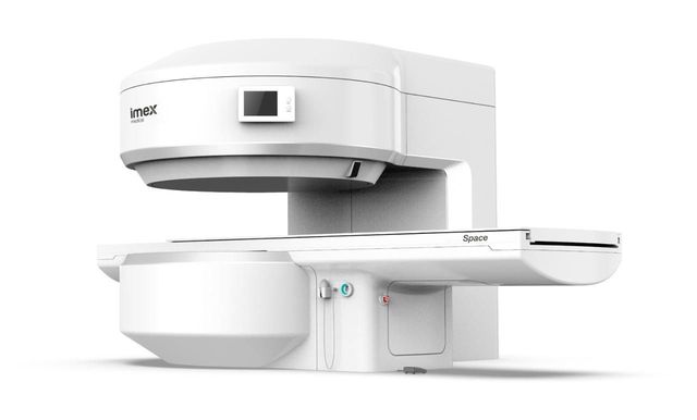 Máquina de ressonância magnética branca, projetada para imagens médicas, com mesa para paciente.