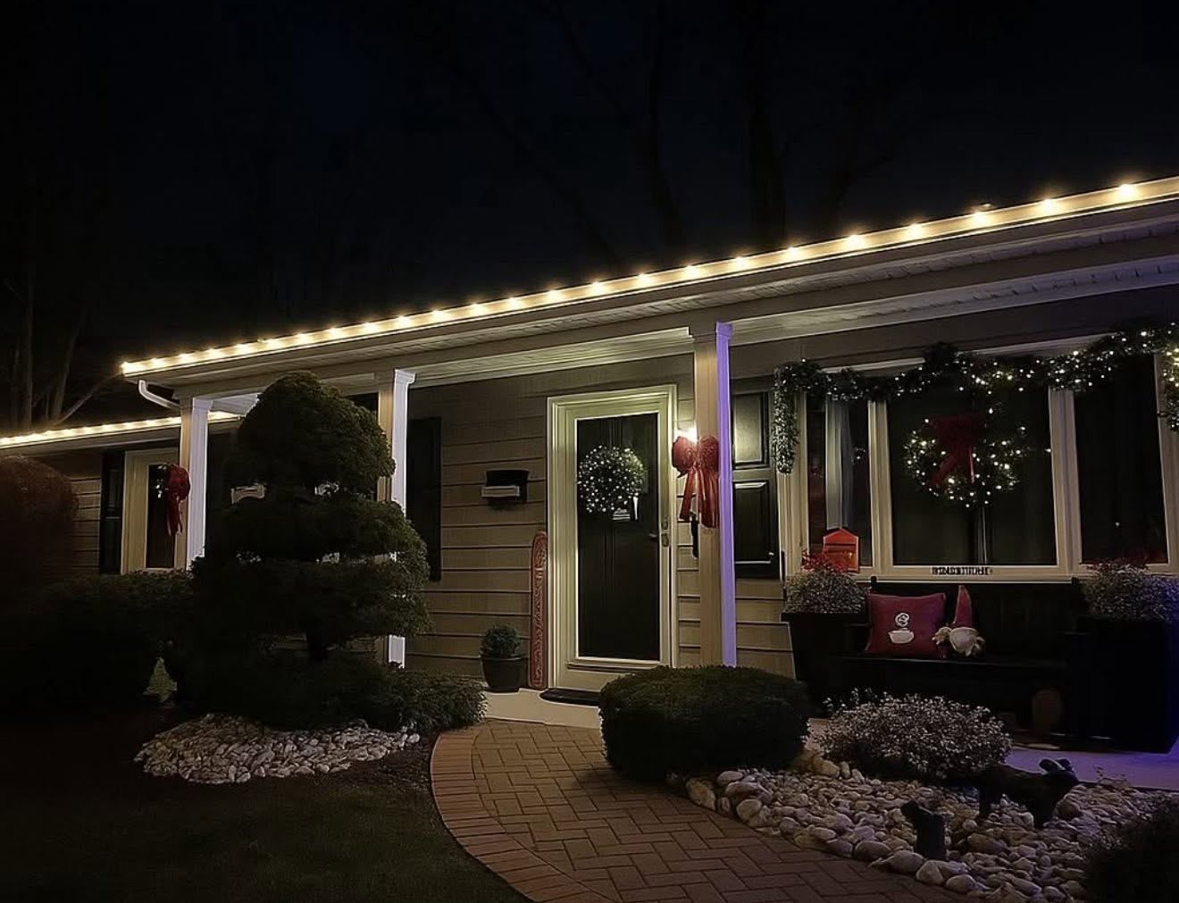 Roofline Christmas lights and wreaths at night — Catanzaro's Power Washing