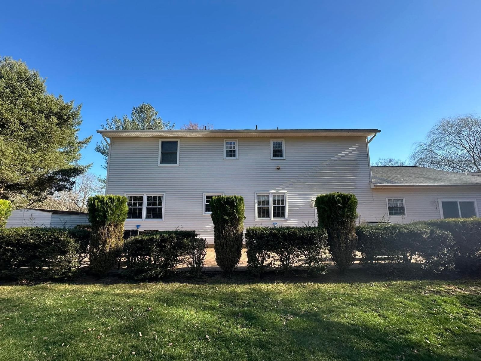Colonial rear with hedges — Catanzaro's Power Washing