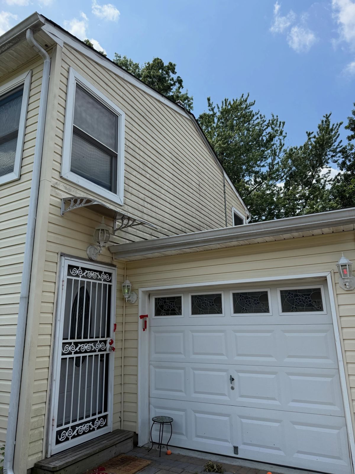 Colonial side garage — Catanzaro's Power Washing