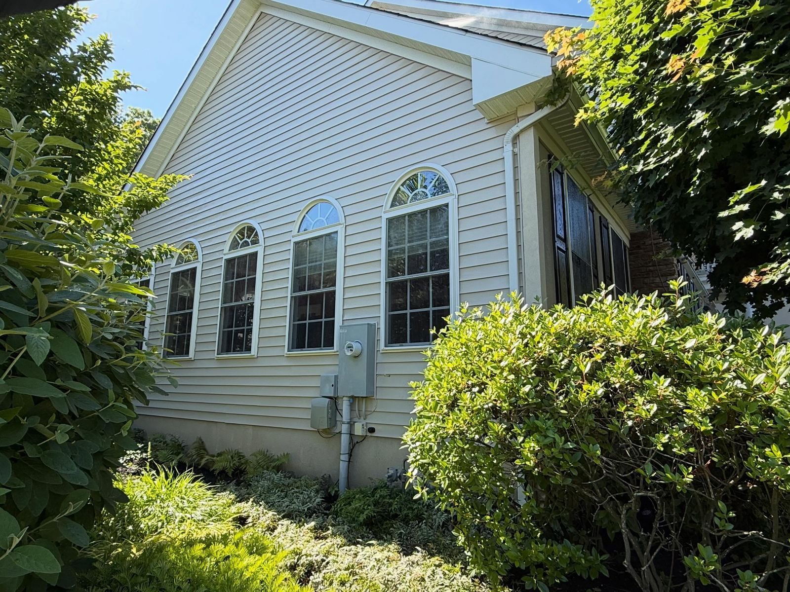 Siding with arched windows — Catanzaro's Power Washing