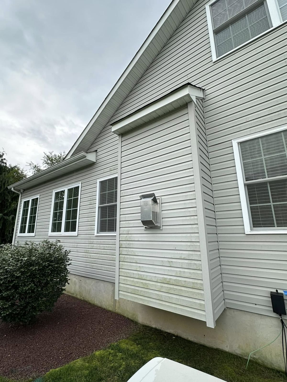 Siding corner and bump-out — Catanzaro's Power Washing
