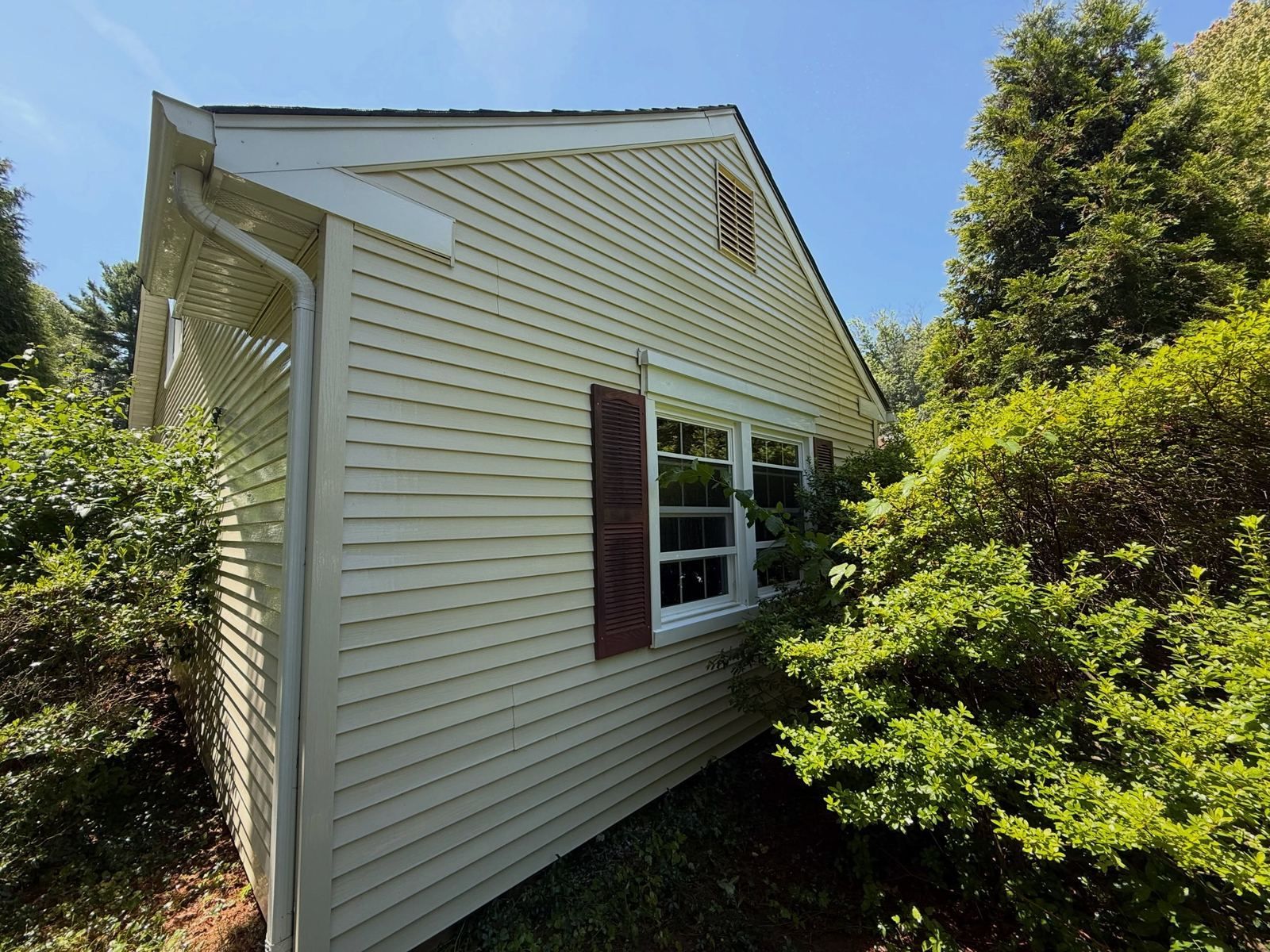 Siding gable with shrubs — Catanzaro's Power Washing