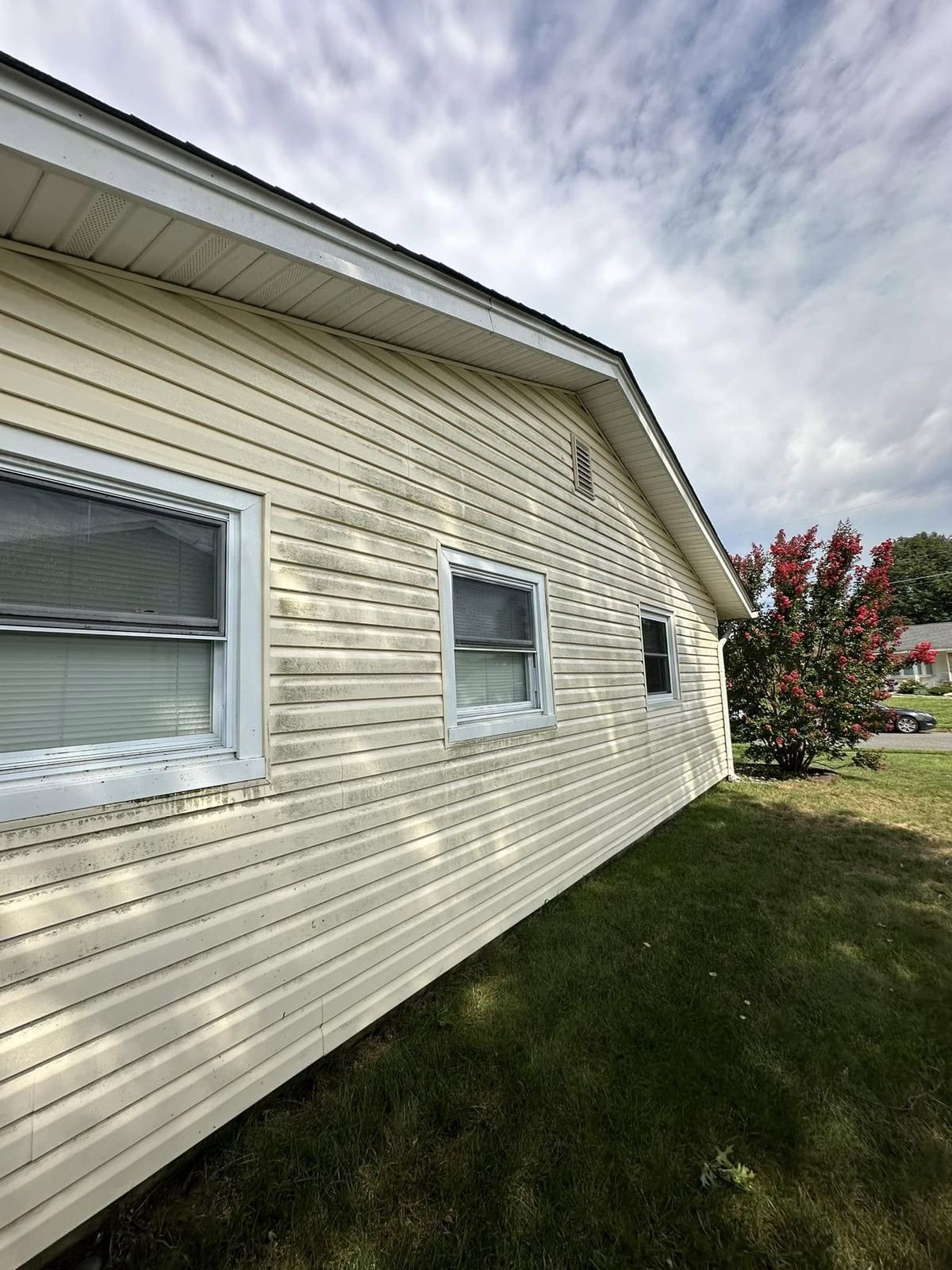 Siding side wall, close angle — Catanzaro's Power Washing