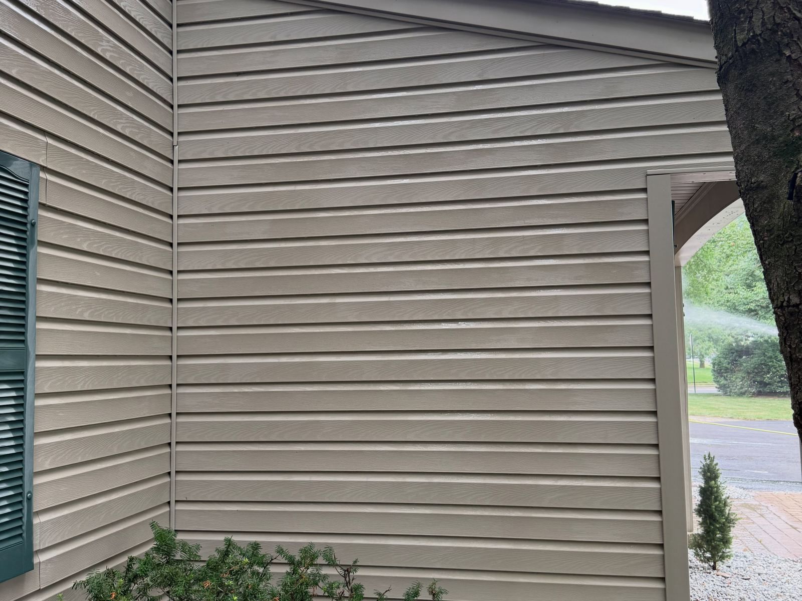 Tan siding inside corner, dirty — Catanzaro's Power Washing