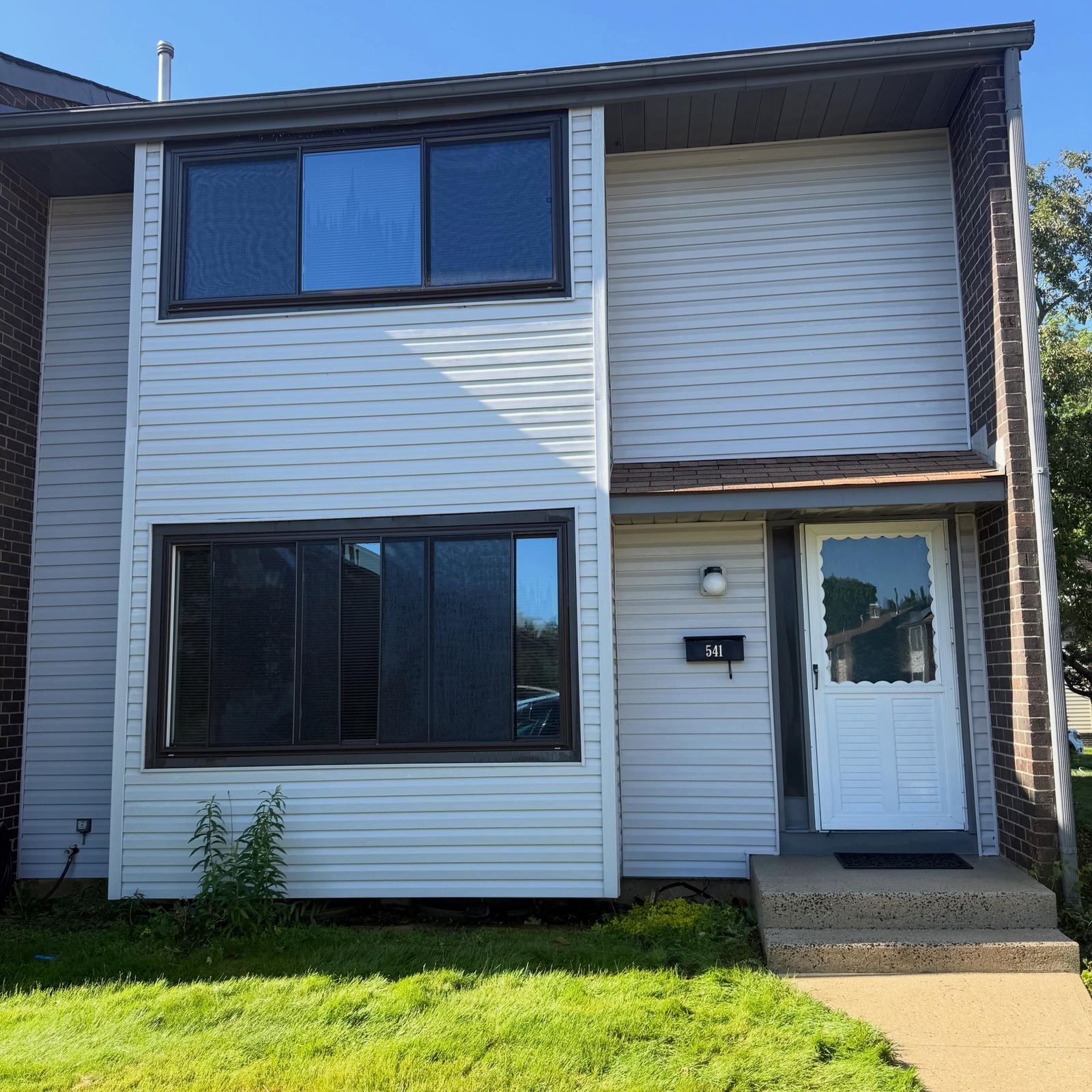 Townhouse front with dark windows — Catanzaro's Power Washing