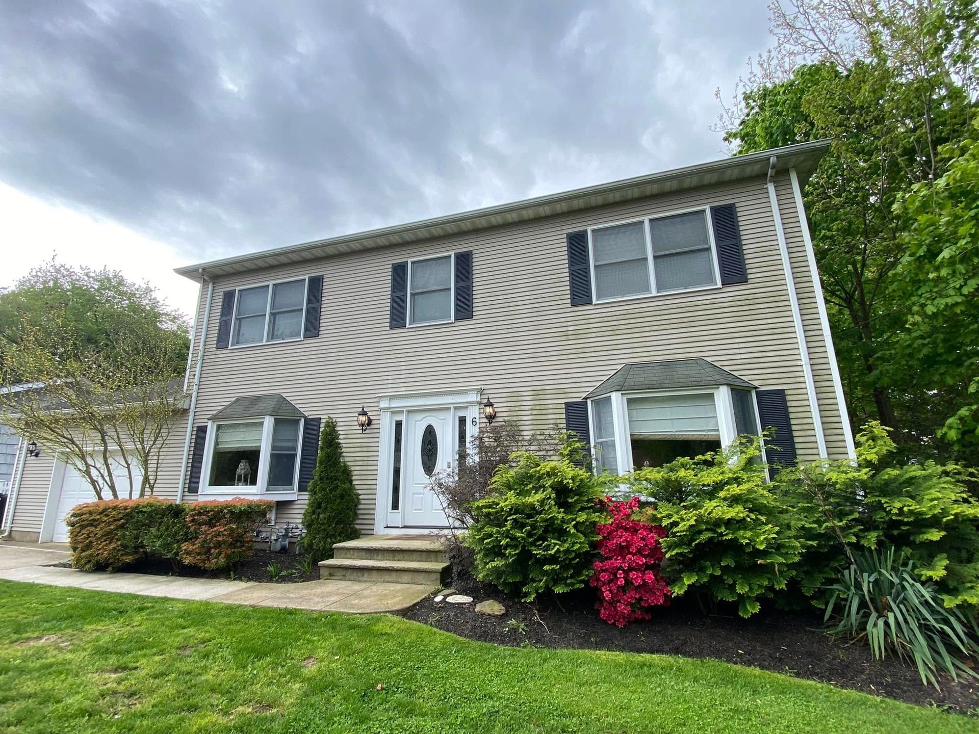 A 1980s center-hall colonial in Manalapan, NJ