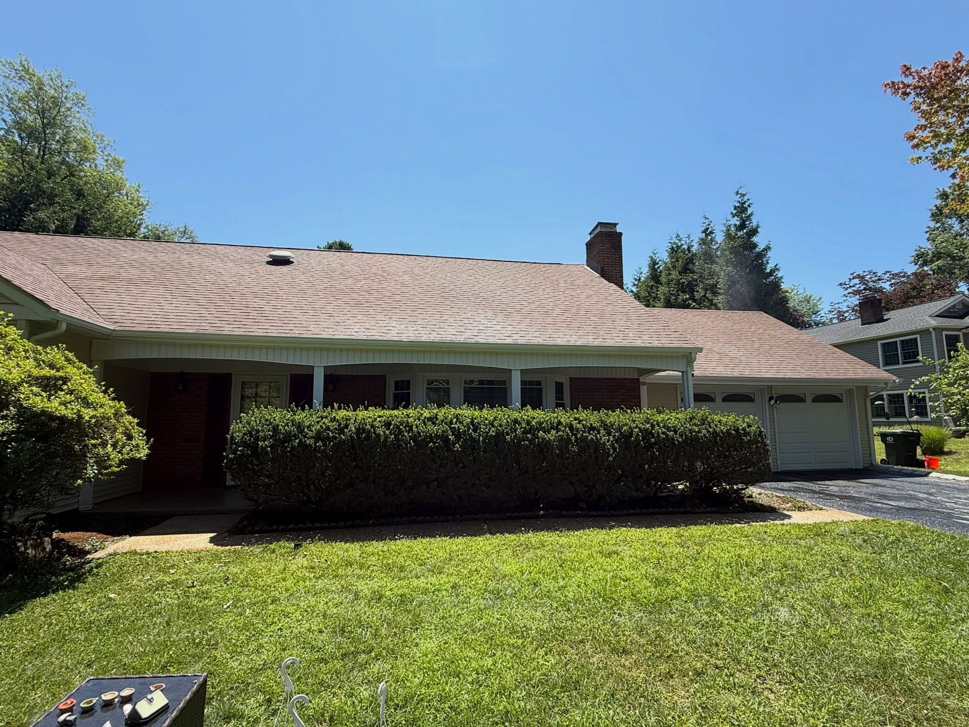 Ranch with clean roof, front lawn — Catanzaro's Power Washing