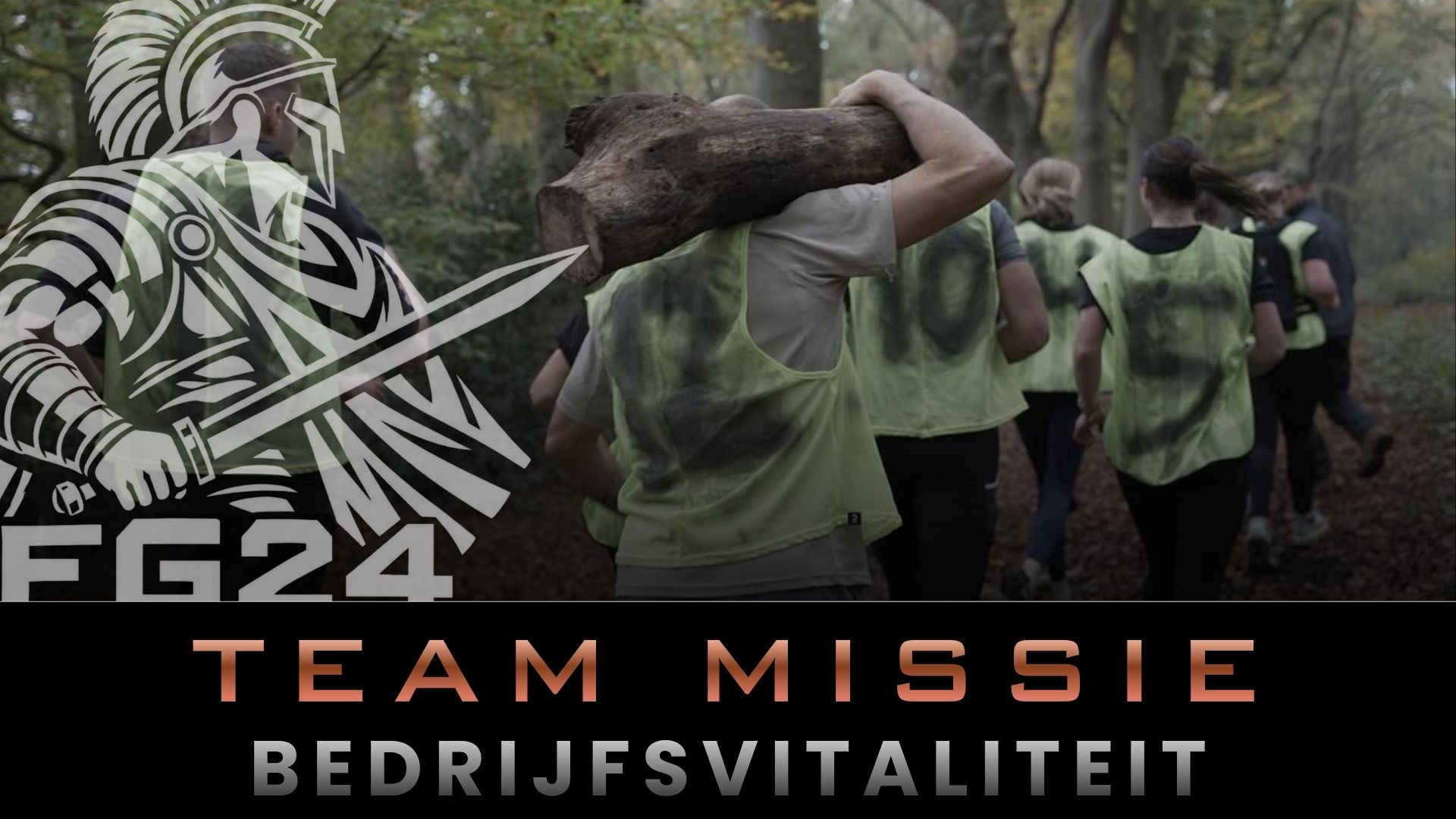 Team Missie Bedrijvsvitaliteit in een bos, een groep die boomstammen draagt met een logo en de tekst ‘FG24’.