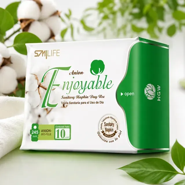 Paquete de toallitas menstruales Smilife en verde y blanco sobre un fondo suave con motivos de hojas.