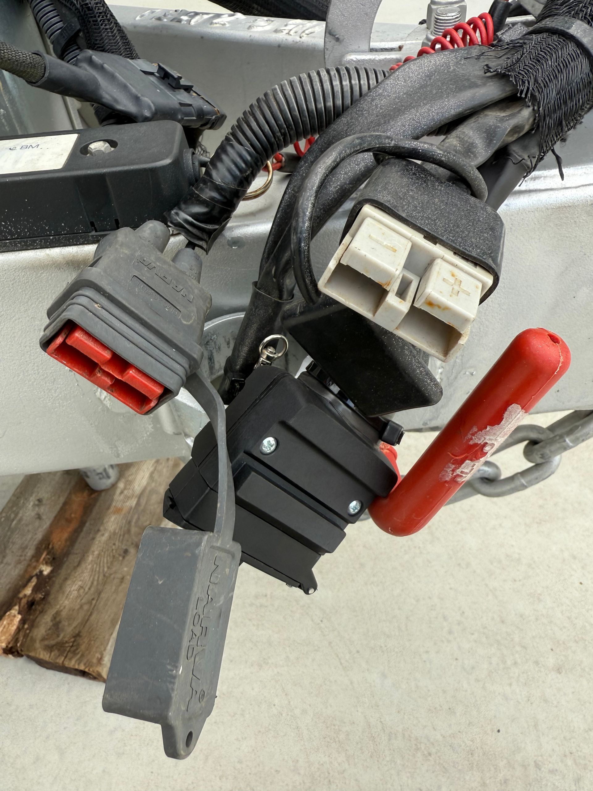 Trailer wiring connectors, including a grey 7-pin, black junction box, and several bundled plugs.