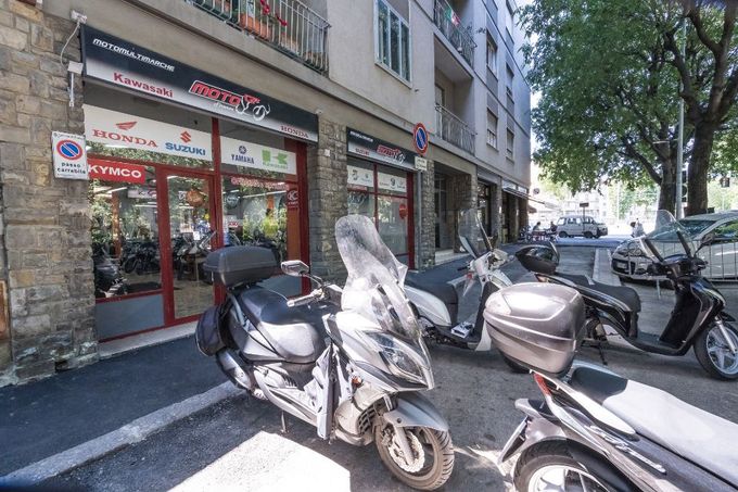 moto esposte fuori la concesisonaria