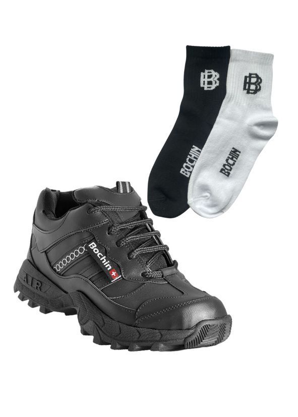 Zapato de trabajo negro con calcetines blancos y negros.