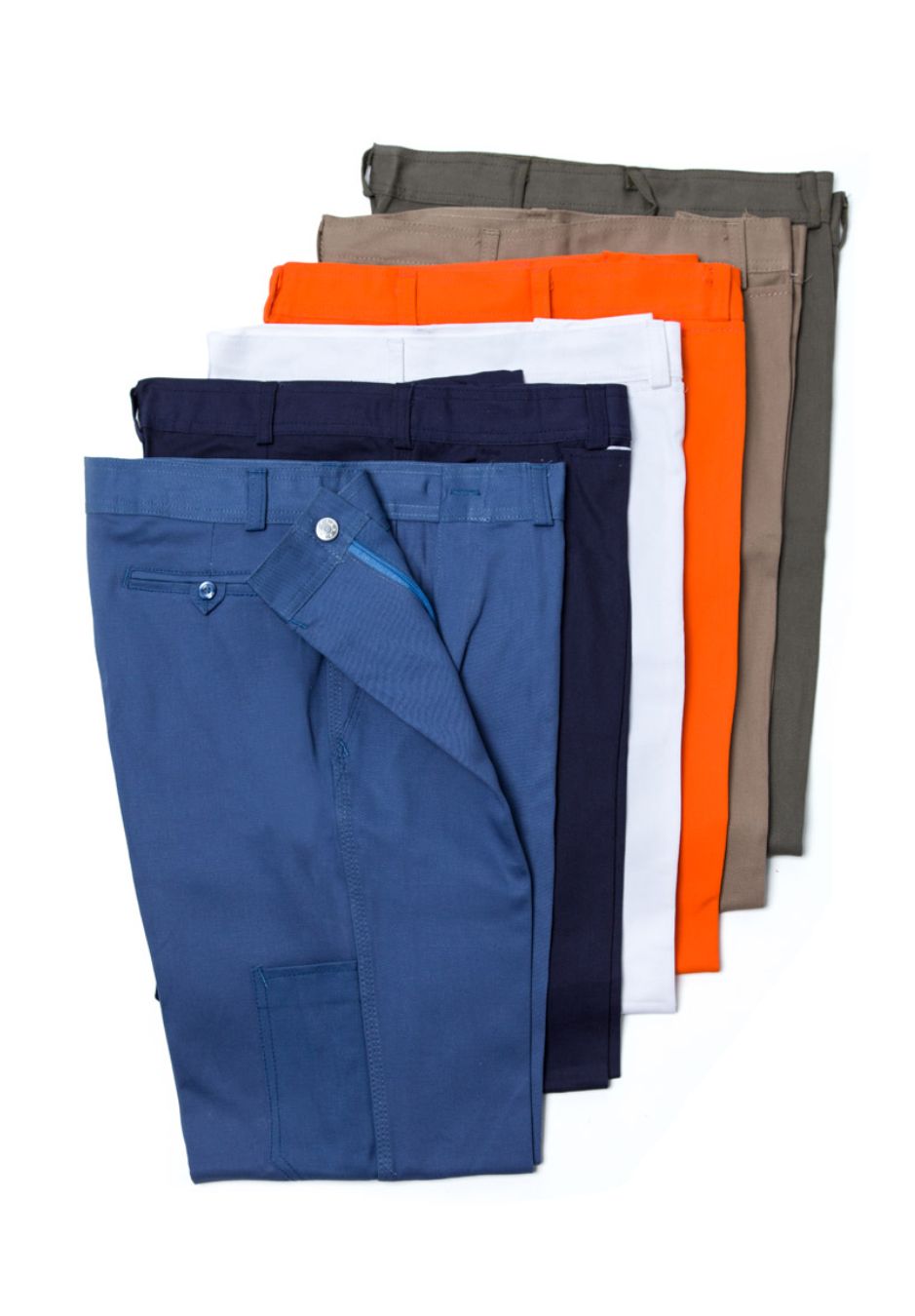 Un montón de pantalones de diferentes colores están apilados uno encima del otro.