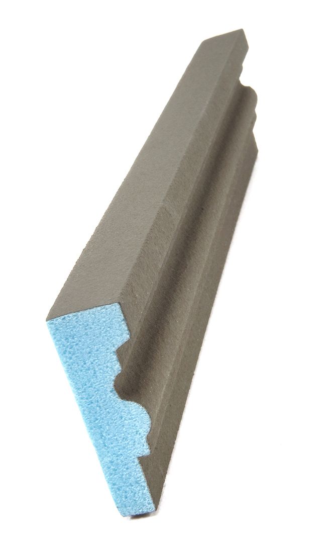 Un trozo de madera con un borde azul sobre fondo blanco.