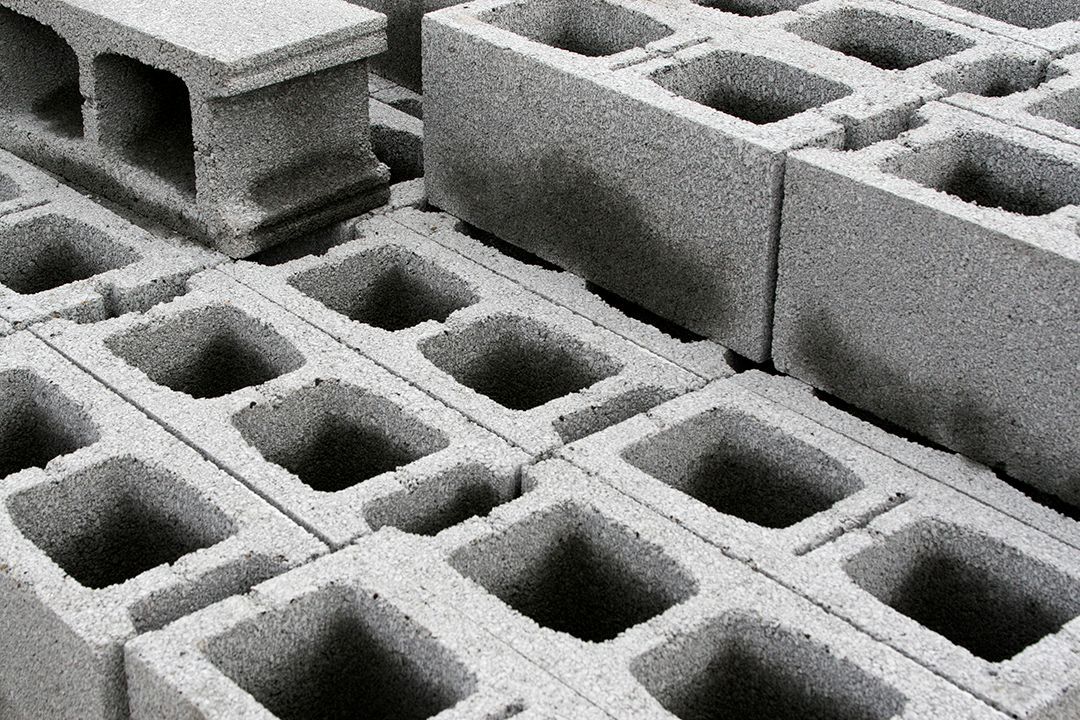 Una fotografía en blanco y negro de un montón de bloques de hormigón.