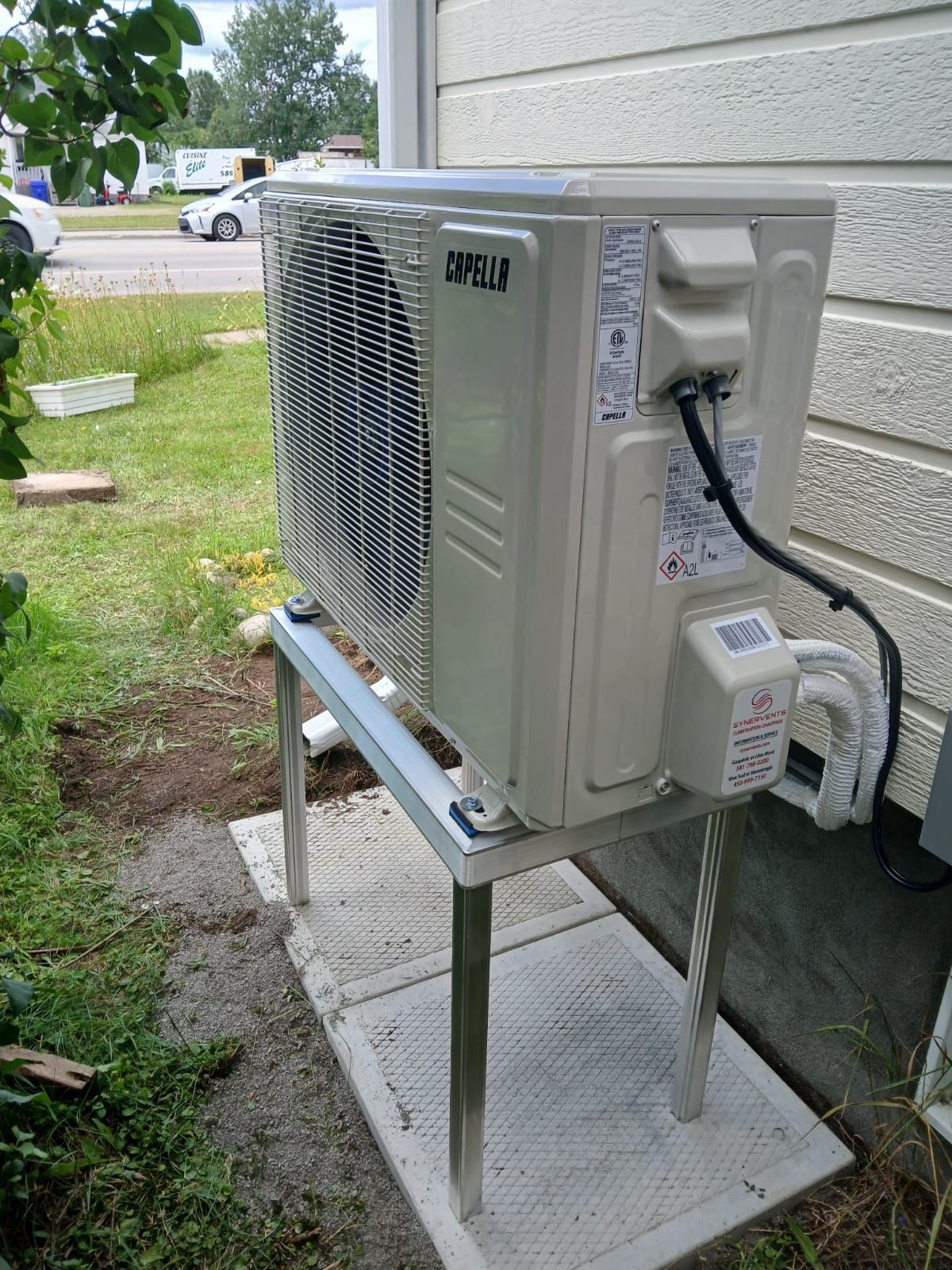 Unité de climatisation extérieure sur support métallique