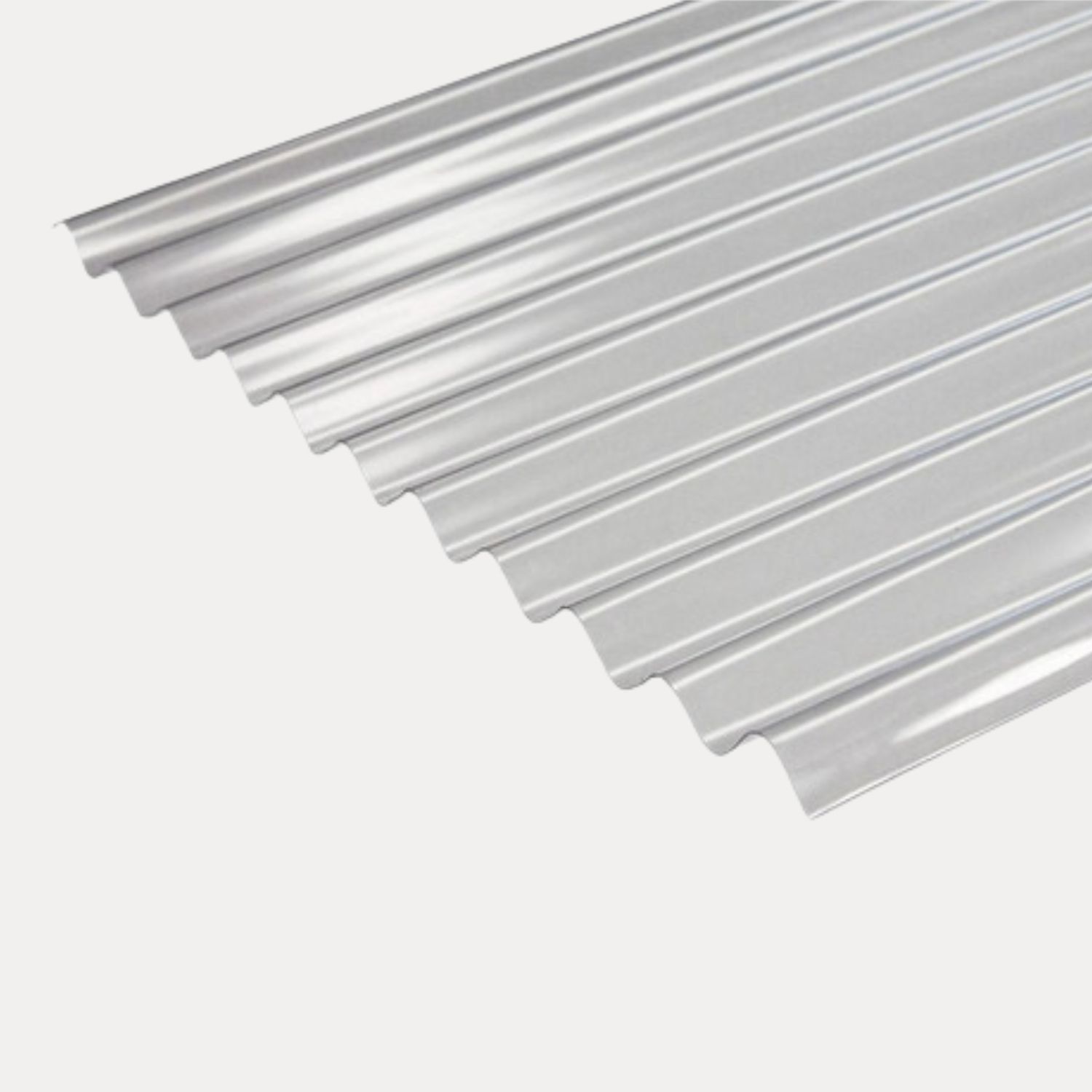 Láminas de metal corrugado para techos, de color gris claro, dispuestas en ángulo sobre un fondo blanco.