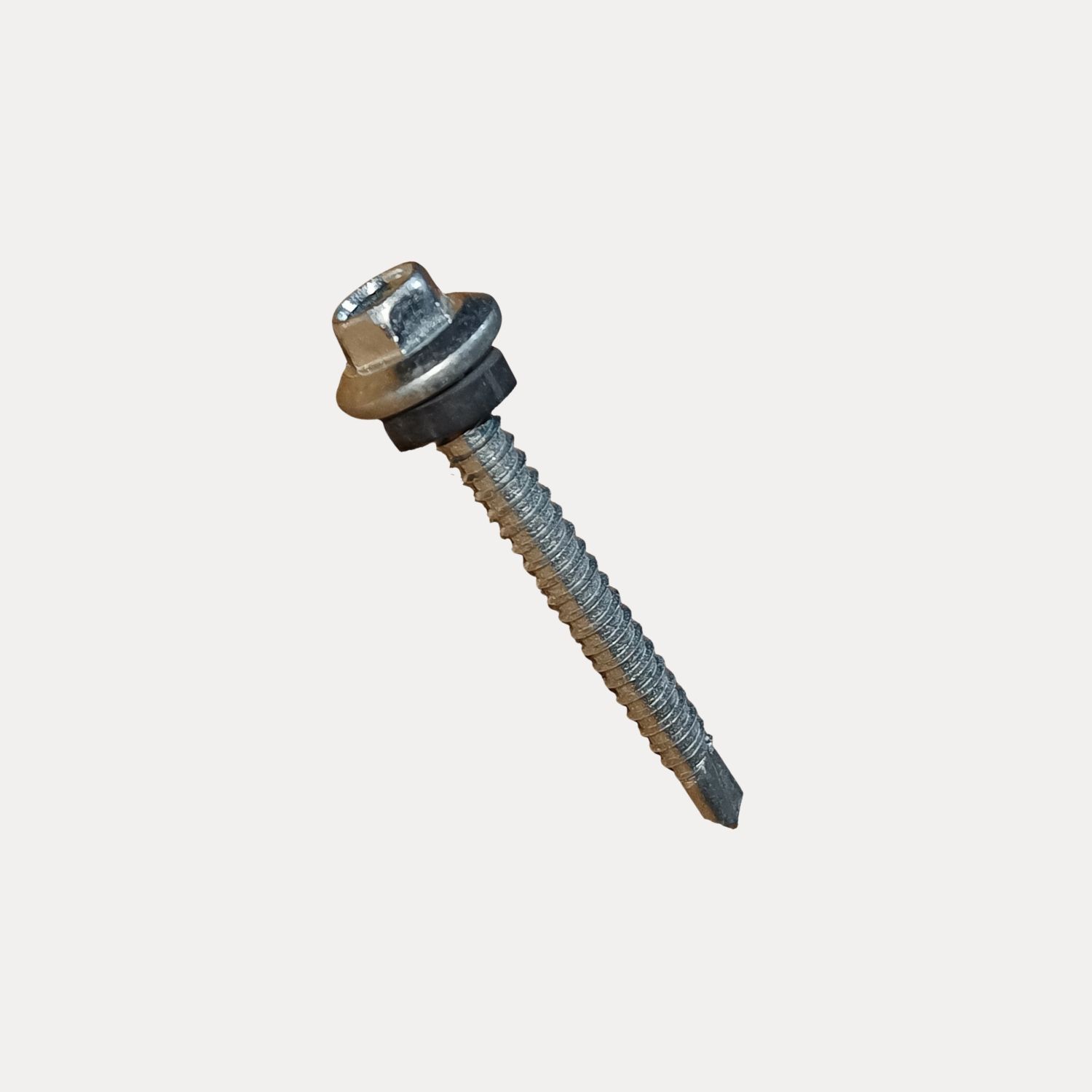Tornillo autoperforante para techos con cabeza hexagonal y arandela fijada.