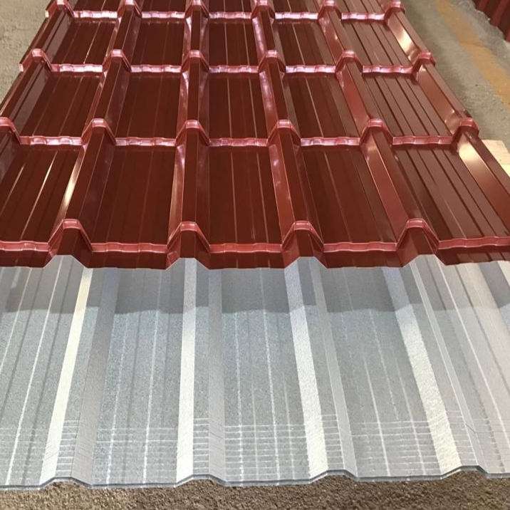 Paneles de techo de metal, rojos y plateados, apilados.
