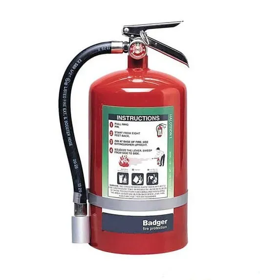 Extintor de incendios rojo con manguera negra y etiqueta de instrucciones sobre un fondo blanco.