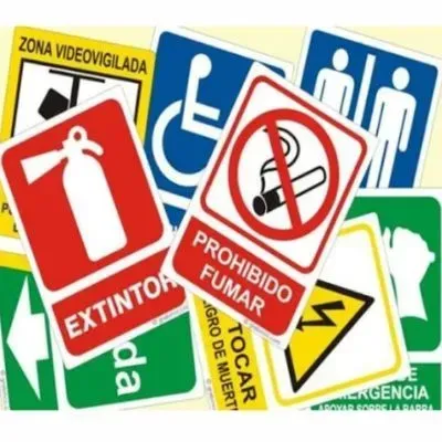 Varias señales de advertencia y prohibición en rojo, amarillo, azul