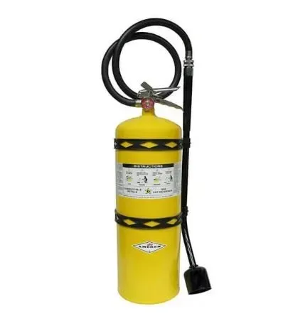 Extintor amarillo con manguera y boquilla negras, aislado sobre fondo blanco.