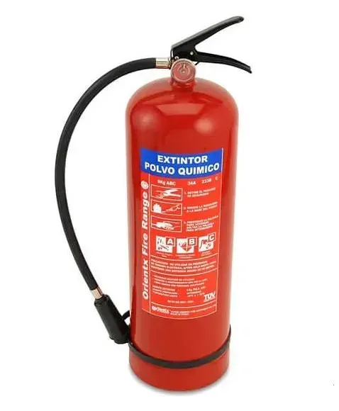 Extintor de incendios rojo con la etiqueta 