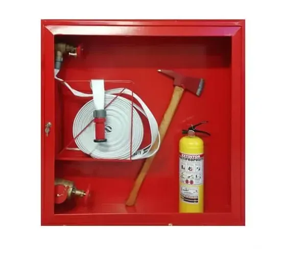Caja roja de seguridad contra incendios con carrete de manguera, martillo y extintor en su interior.