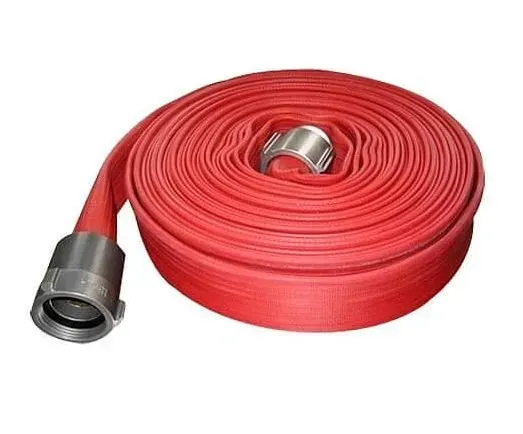 Manguera roja enrollada contra incendios con acoplamientos metálicos sobre un fondo blanco.