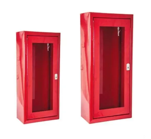 Dos armarios rojos para mangueras contra incendios montados en la pared con puertas de cristal