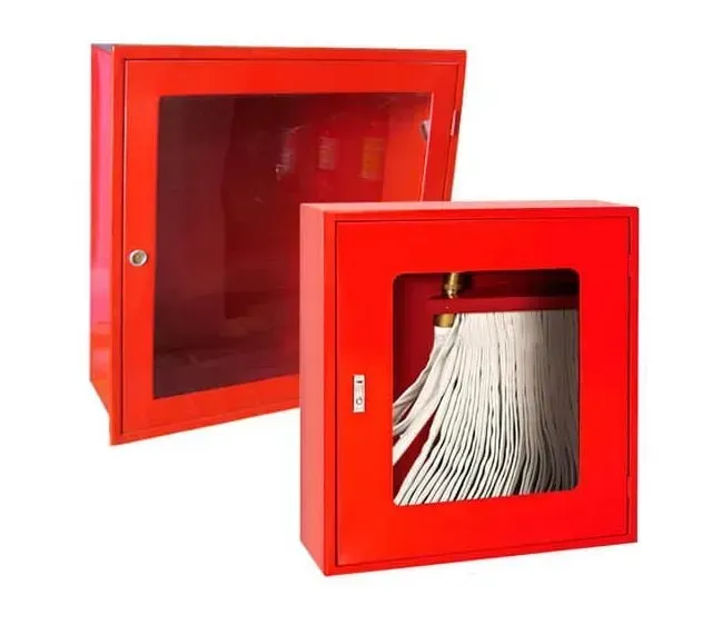 Dos armarios rojos para mangueras contra incendios, montados en la pared