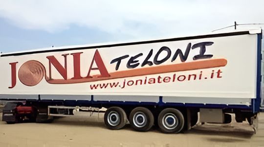 Rimorchio bianco Jonia Teloni con logo e indirizzo del sito web.