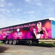 Camion con pubblicità del prodotto