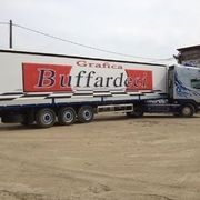 Autoarticolato con rimorchio a pianale con logo