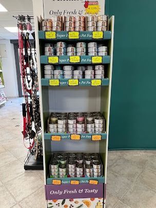 Espositore per prodotti Only Fresh con vasetti e bustine su scaffali in una corsia di un negozio.