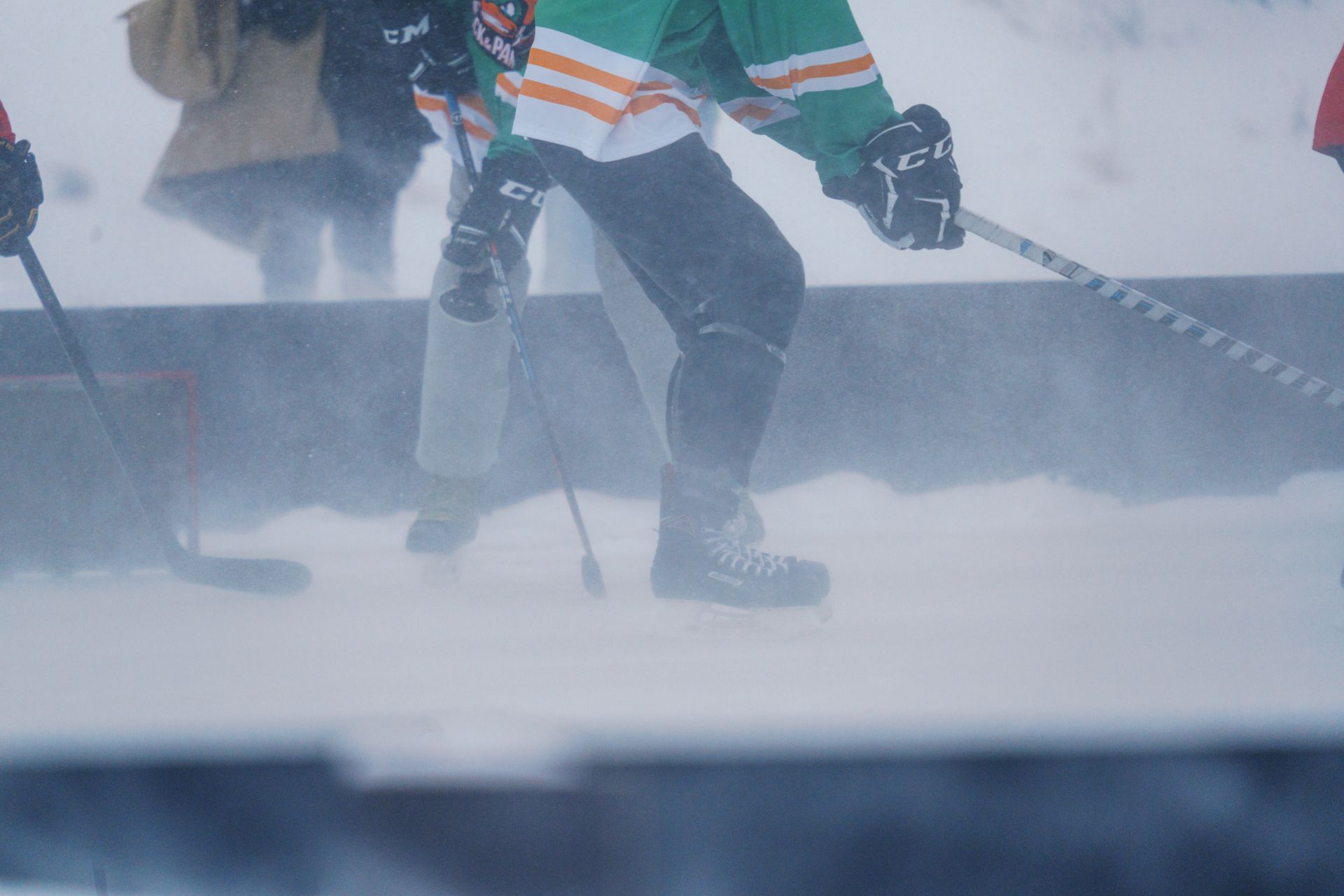 Vauhdikasta pipolätkää ja pond hockey -tunnelmaa. Turnauksen ottelut pelataan 4 vs 4 ilman maalivahteja aidoilla ulkojäillä.