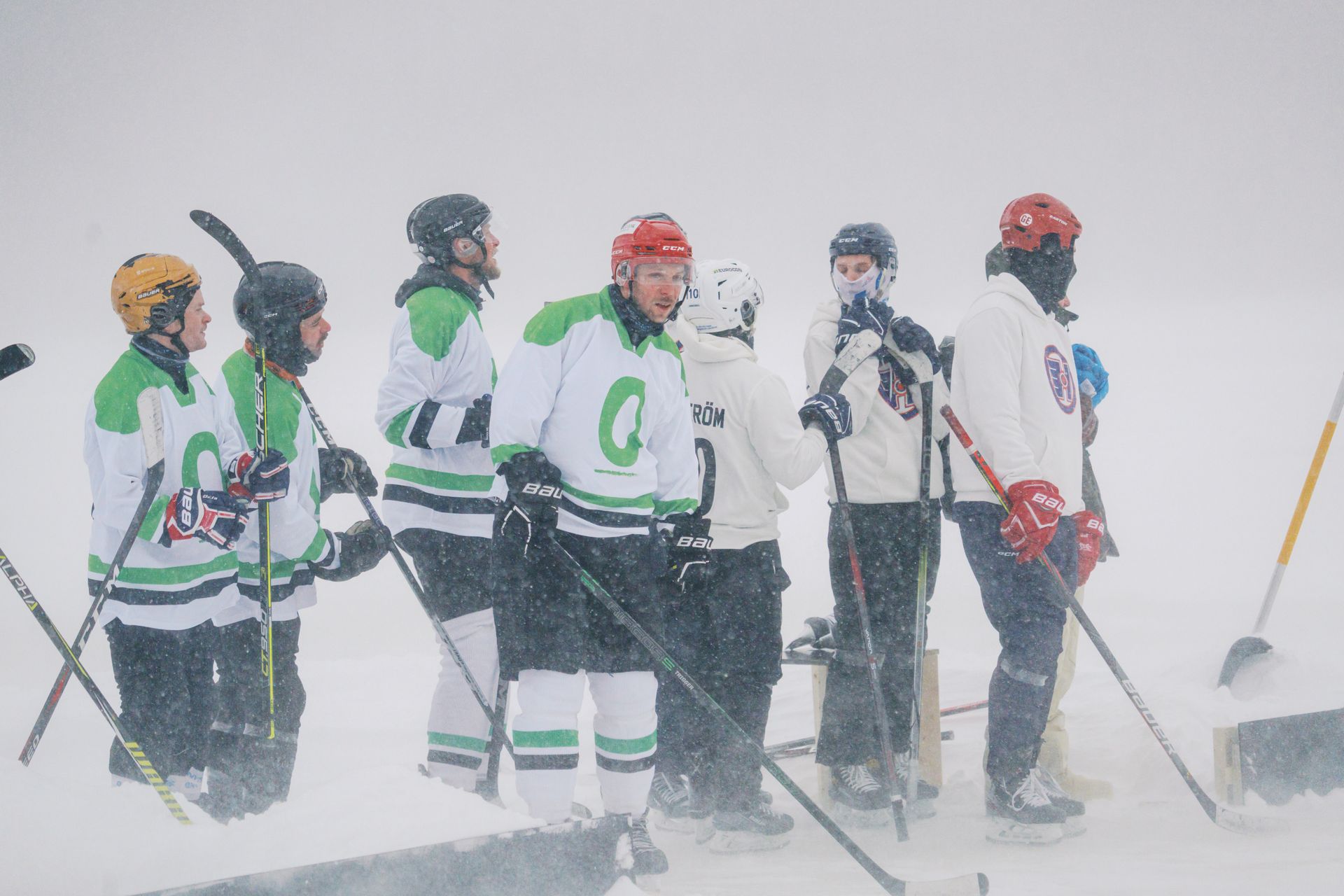 Pipolätkä-pelaaja vauhdissa Åre-järven jäällä. Pond hockey -turnauksessa varusteiksi riittävät luistimet, maila ja kypärä.