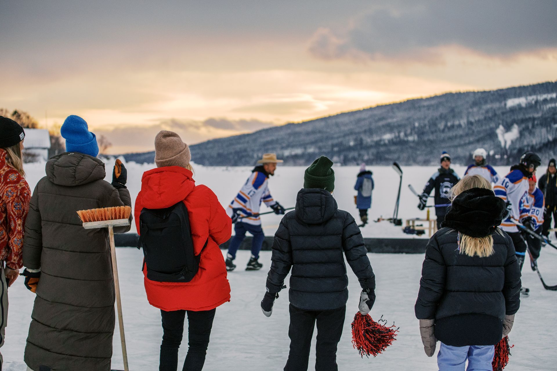 Pond hockey -kentät sijaitsevat Åren kylän ytimessä. Pipolätkä-turnaus kerää harrastajia nauttimaan talven parhaista peleistä.