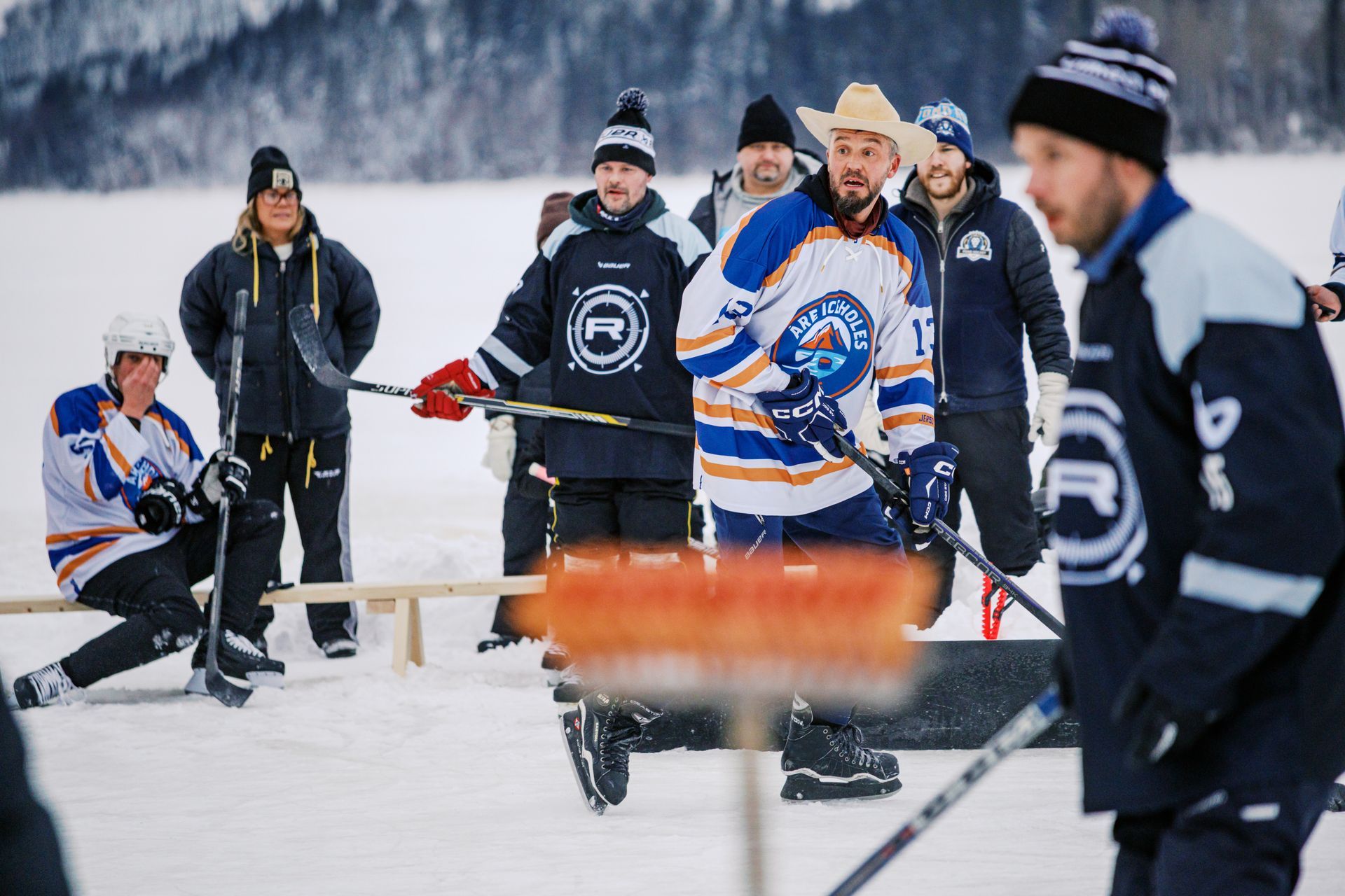 Pond hockey -joukkue valmistautuu peliin. Pipolätkä on rento ja yhteisöllinen talviurheilutapahtuma harrastajille.